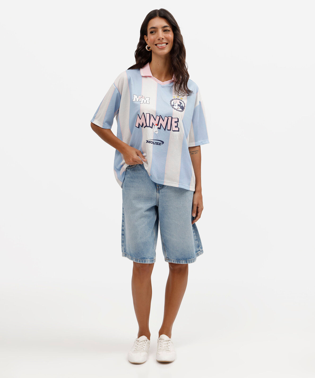 camiseta feminina manga curta com gola listrada julia faria e mickey e amigos off white
