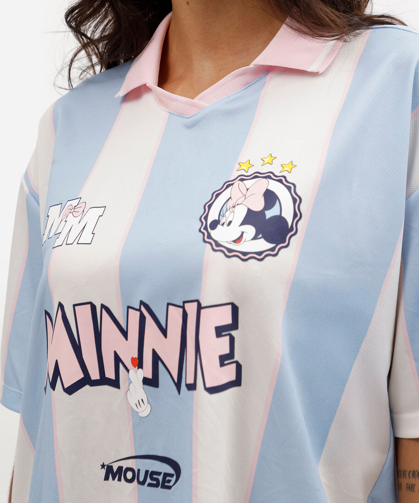 camiseta feminina manga curta com gola listrada julia faria e mickey e amigos off white