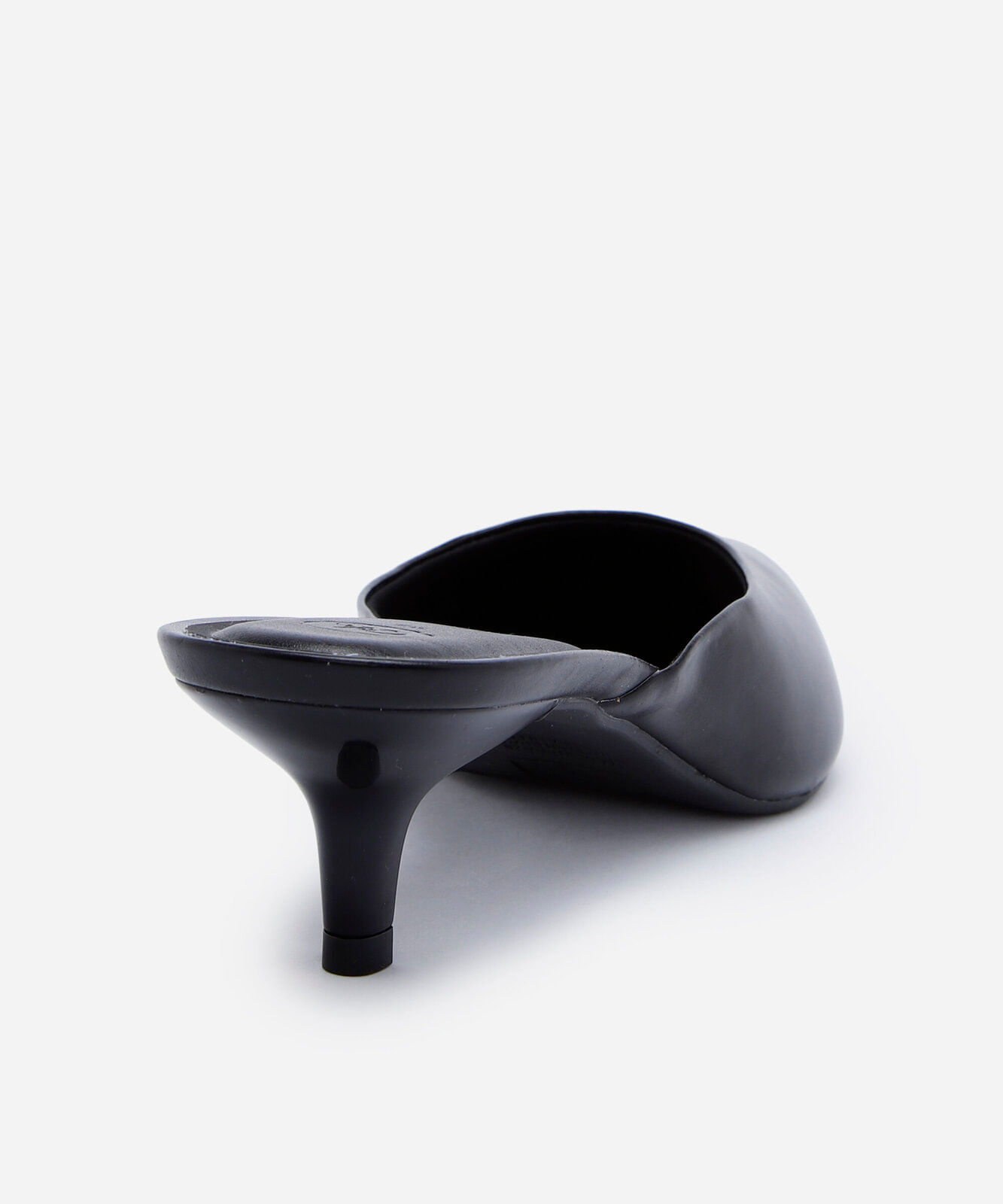 scarpin mule feminino de bico fino com salto fino preto
