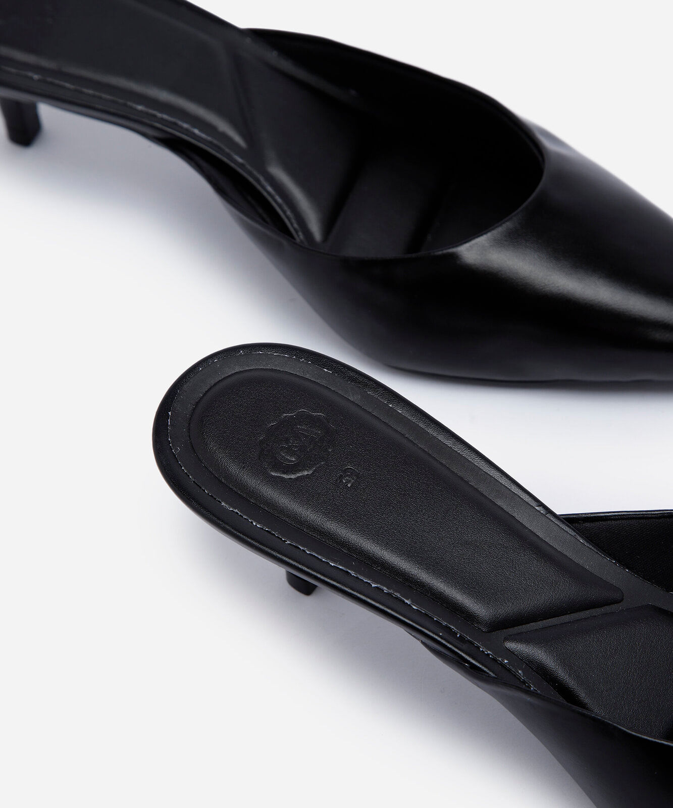 scarpin mule feminino de bico fino com salto fino preto