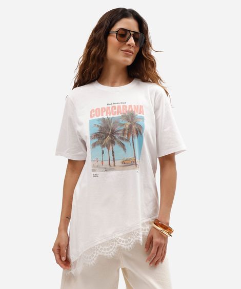 camiseta feminina assimétrica de algodão com renda e estampa copacabana off white