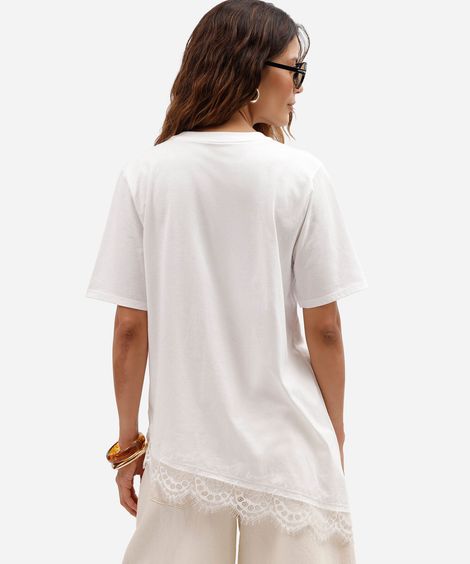 camiseta feminina assimétrica de algodão com renda e estampa copacabana off white