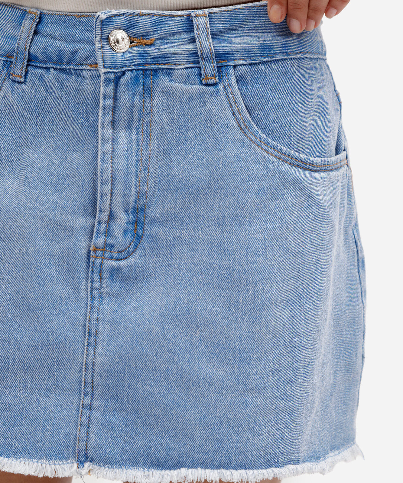 saia jeans cintura média com barra desfiada azul