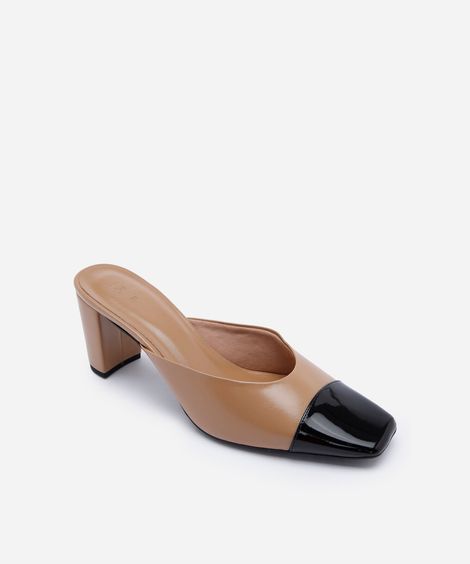 scarpin mule feminino com salto bloco e biqueira contrastante - caramelo