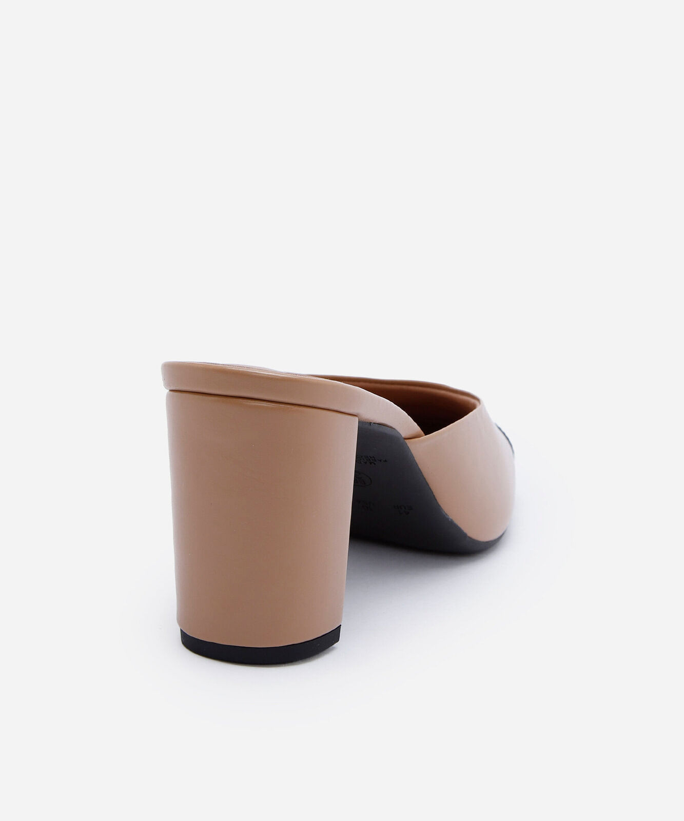 scarpin mule feminino com salto bloco e biqueira contrastante - caramelo