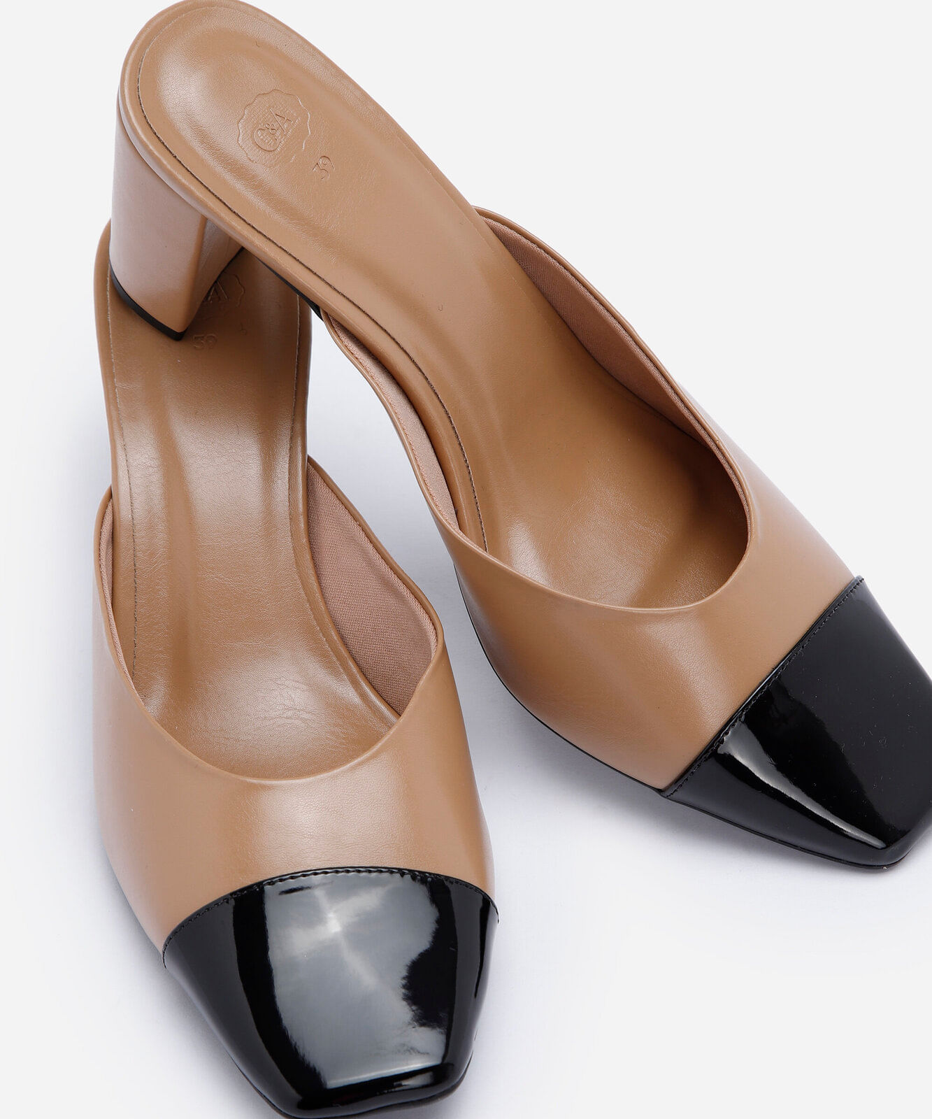 scarpin mule feminino com salto bloco e biqueira contrastante - caramelo