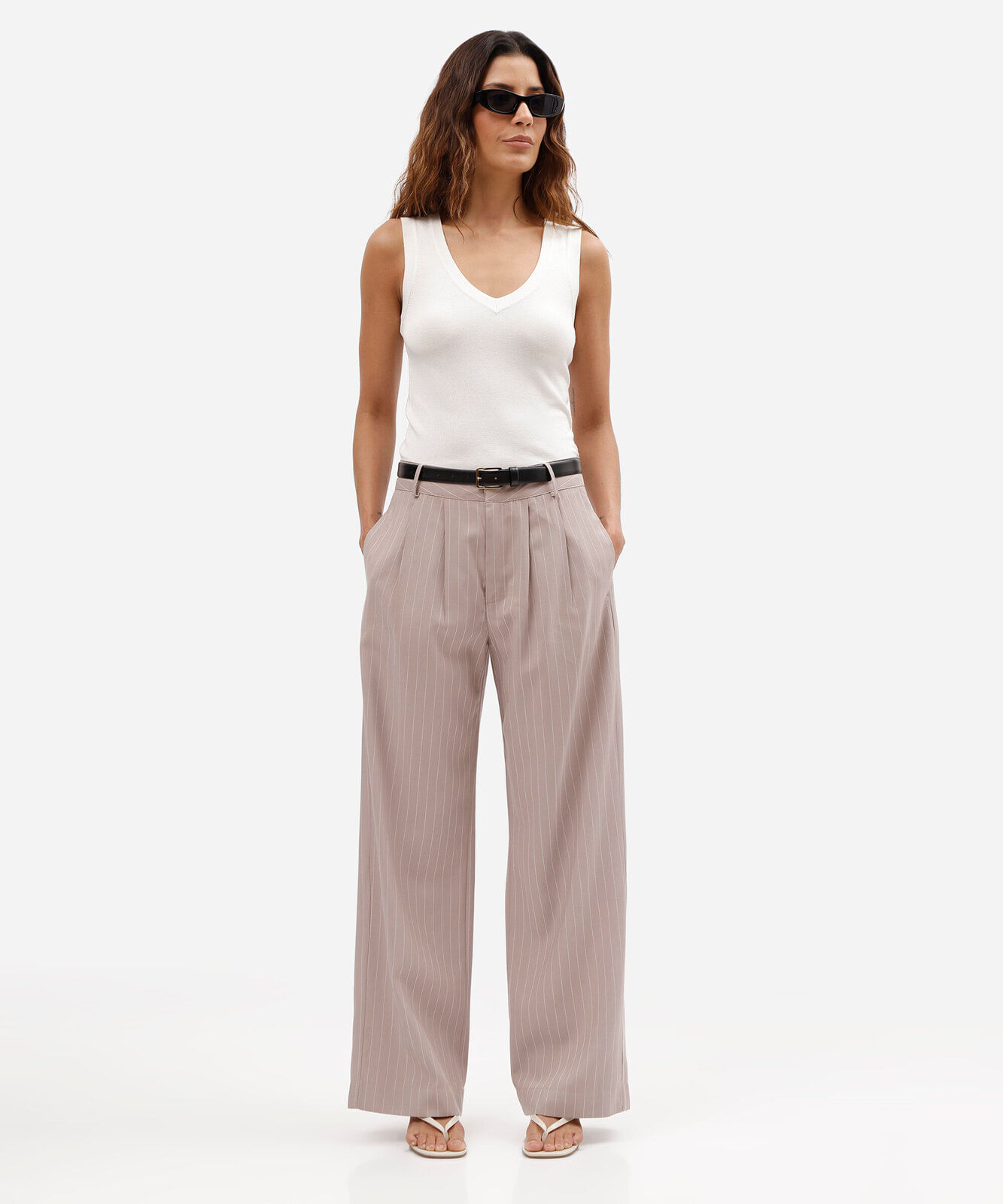 calça reta feminina de alfaiataria com viscose e pregas risca de giz rosa