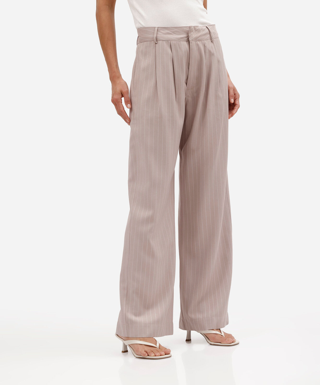 calça reta feminina de alfaiataria com viscose e pregas risca de giz rosa