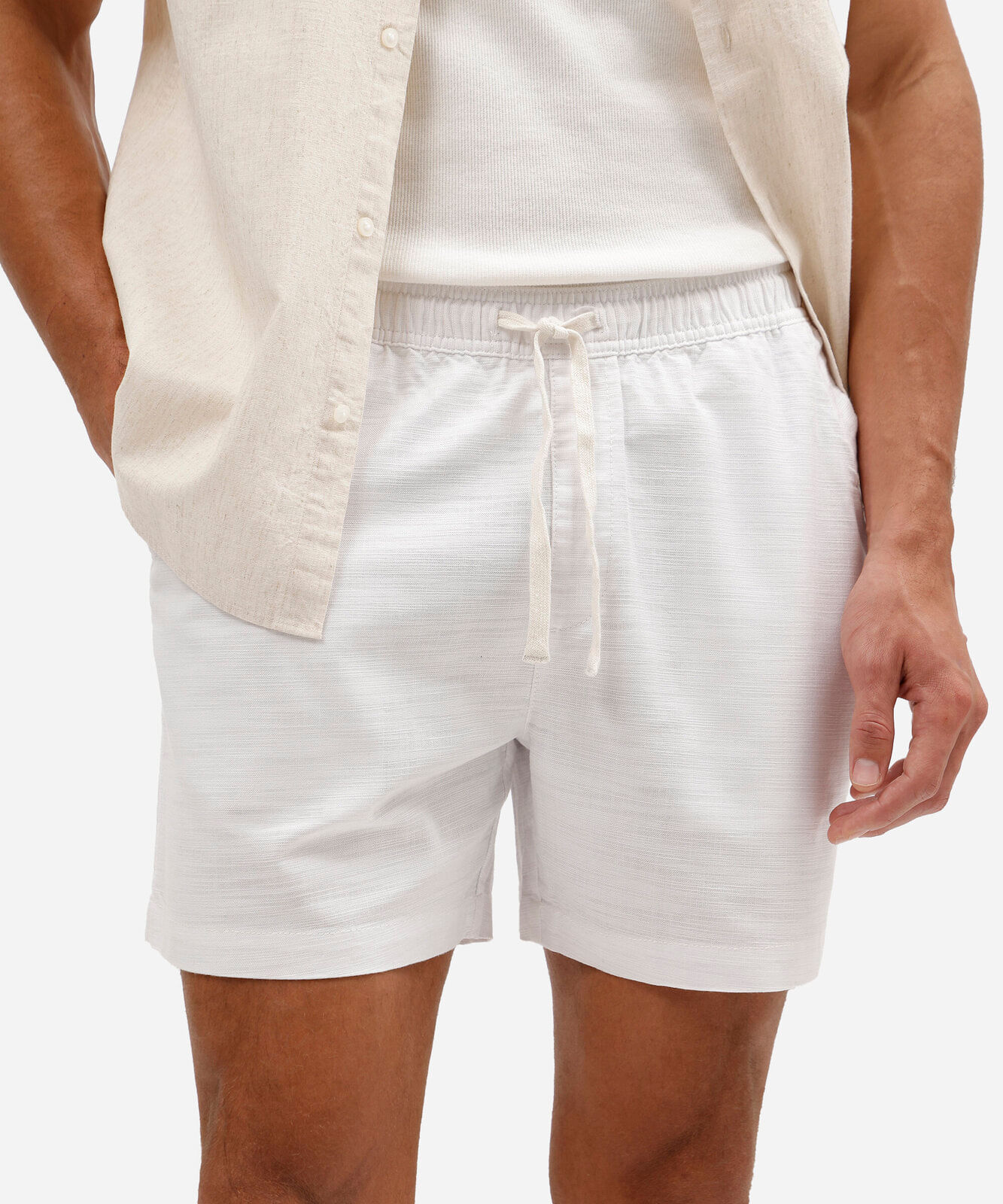 bermuda masculina relaxed de algodão texturizada com efeito linho branca