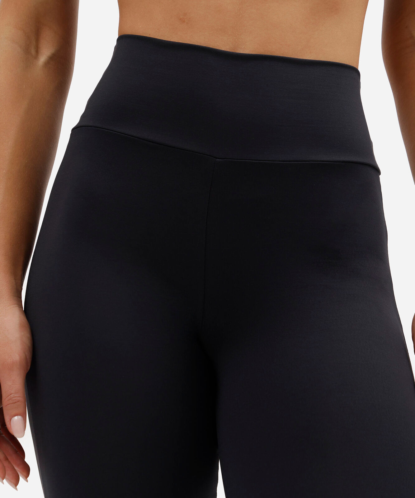 calça legging corsário feminina de poliamida com fenda preta