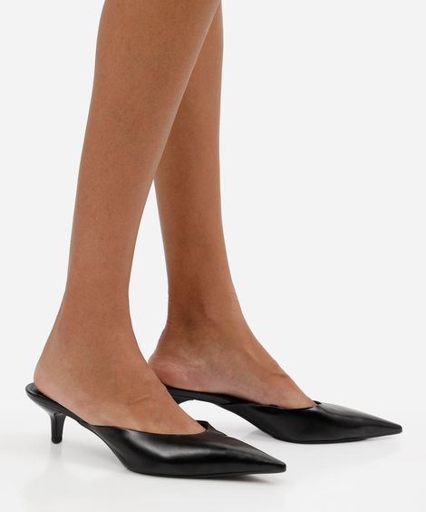 scarpin mule feminino de bico fino com salto fino preto