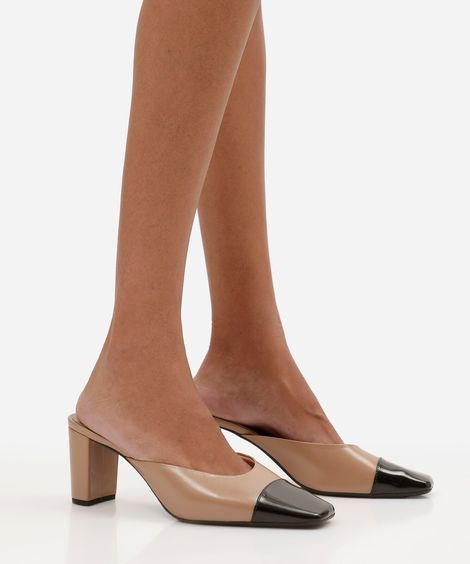 scarpin mule feminino com salto bloco e biqueira contrastante - caramelo