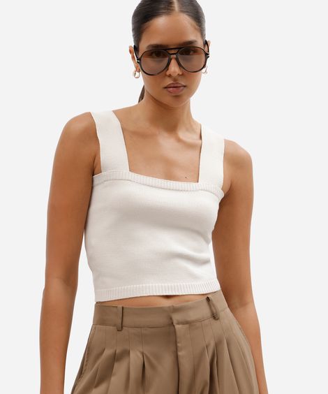 top cropped feminino de tricô com decote quadrado bege