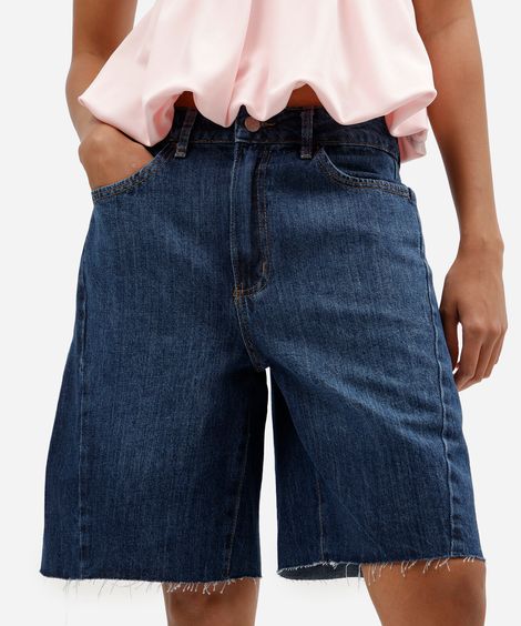 bermuda reta feminina jeans cintura média com barra a fio azul