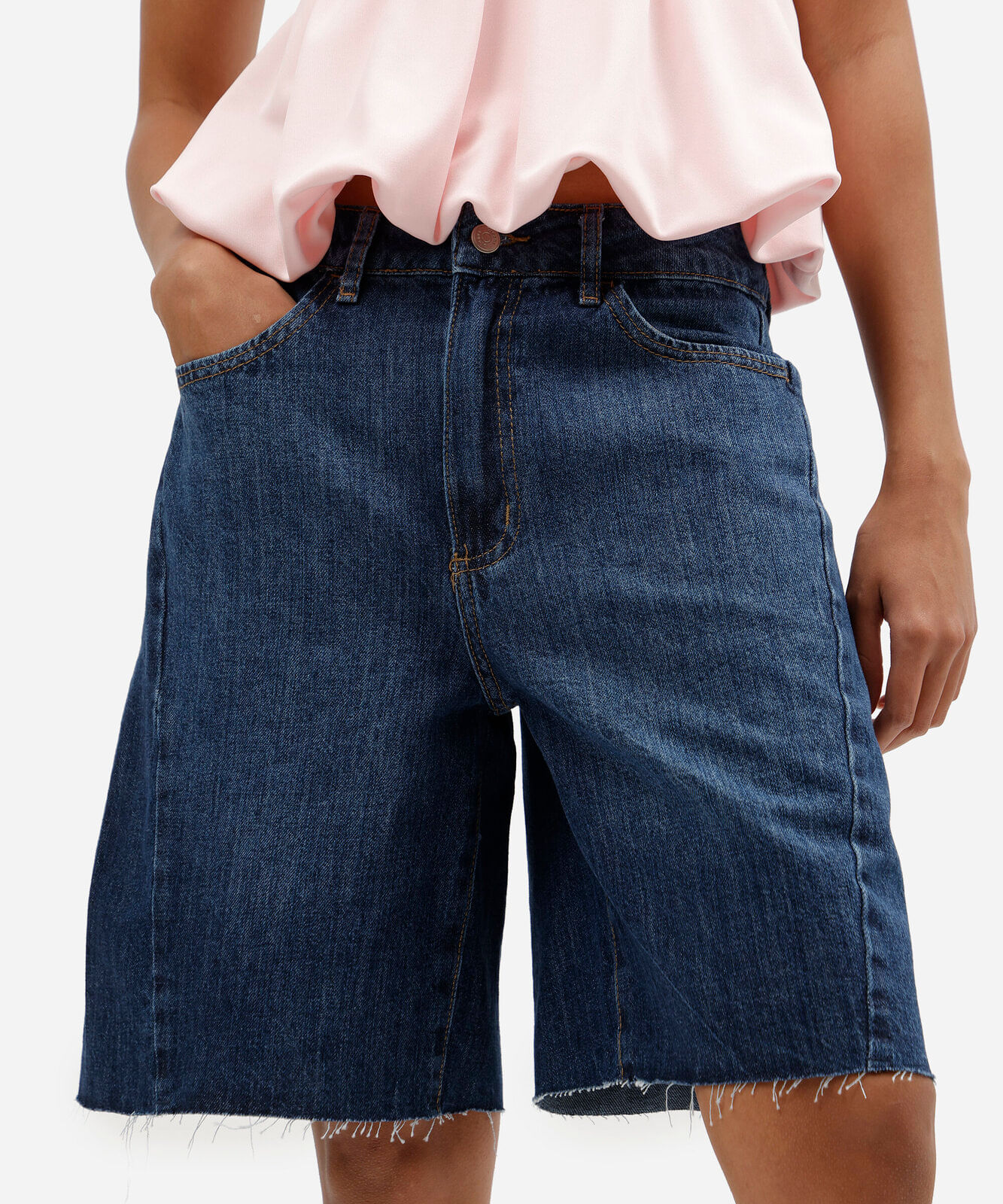 bermuda reta feminina jeans cintura média com barra a fio azul