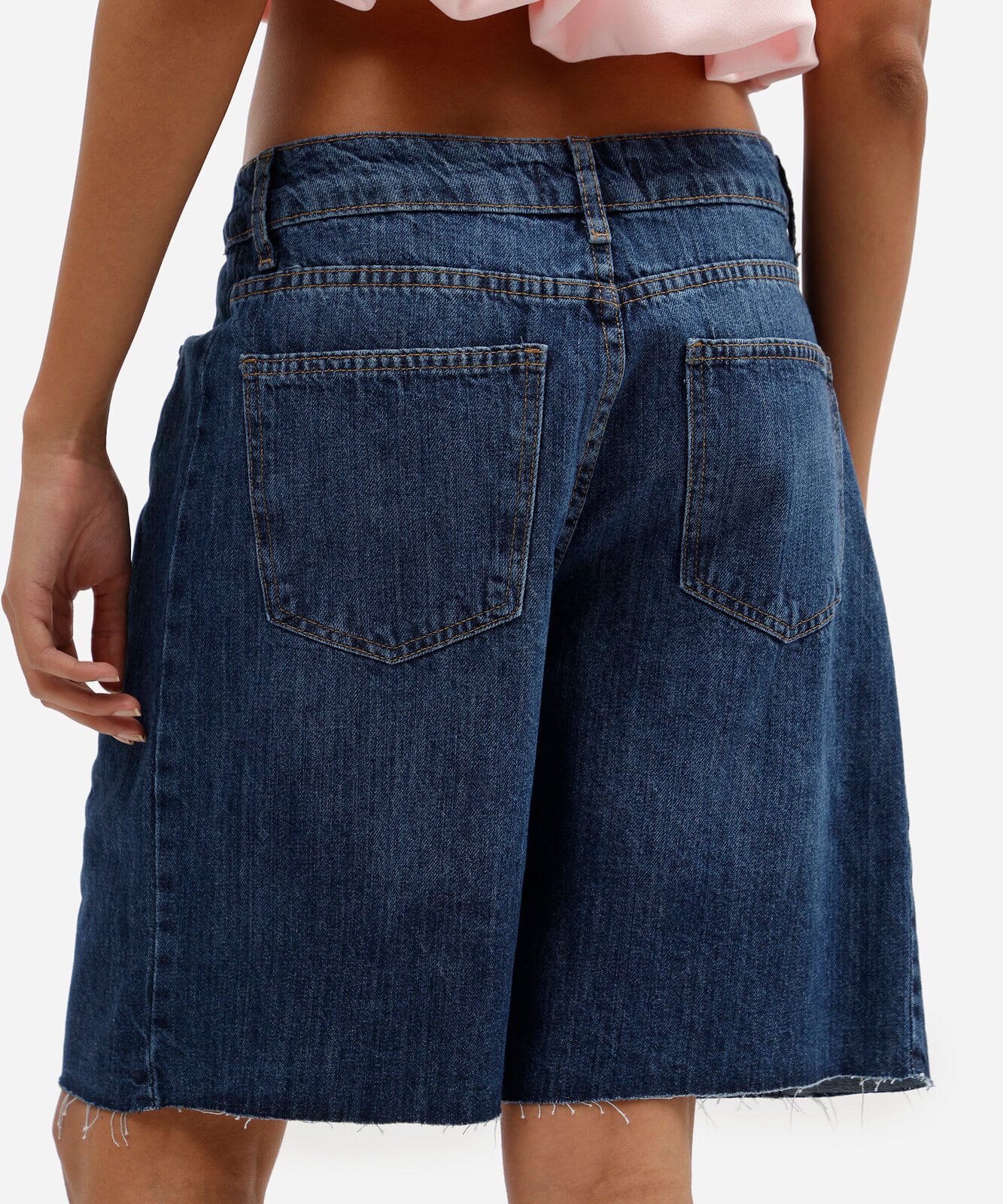 bermuda reta feminina jeans cintura média com barra a fio azul