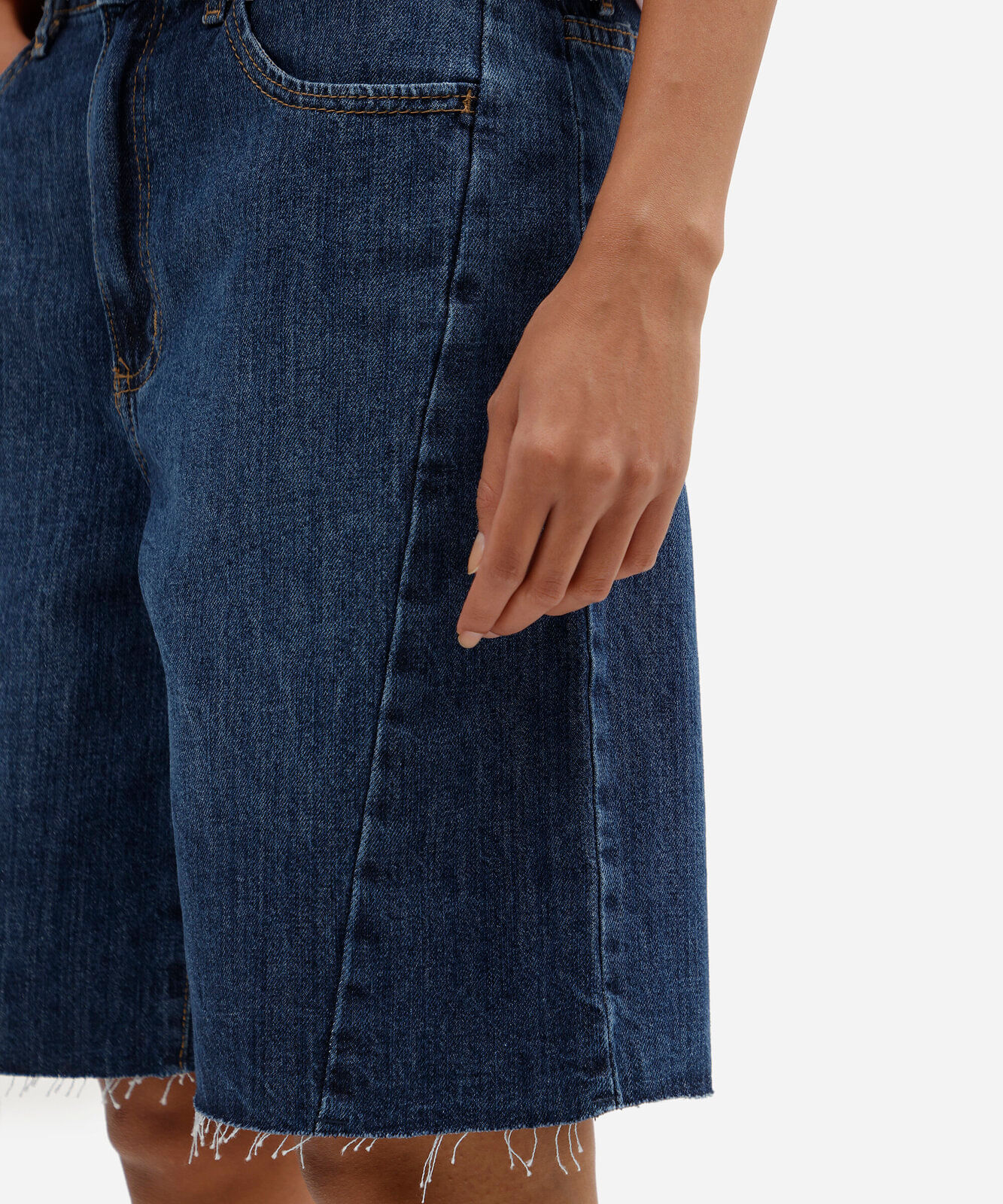 bermuda reta feminina jeans cintura média com barra a fio azul