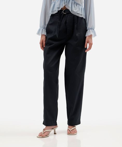 calça cenoura feminina de sarja com pregas e fivela azul