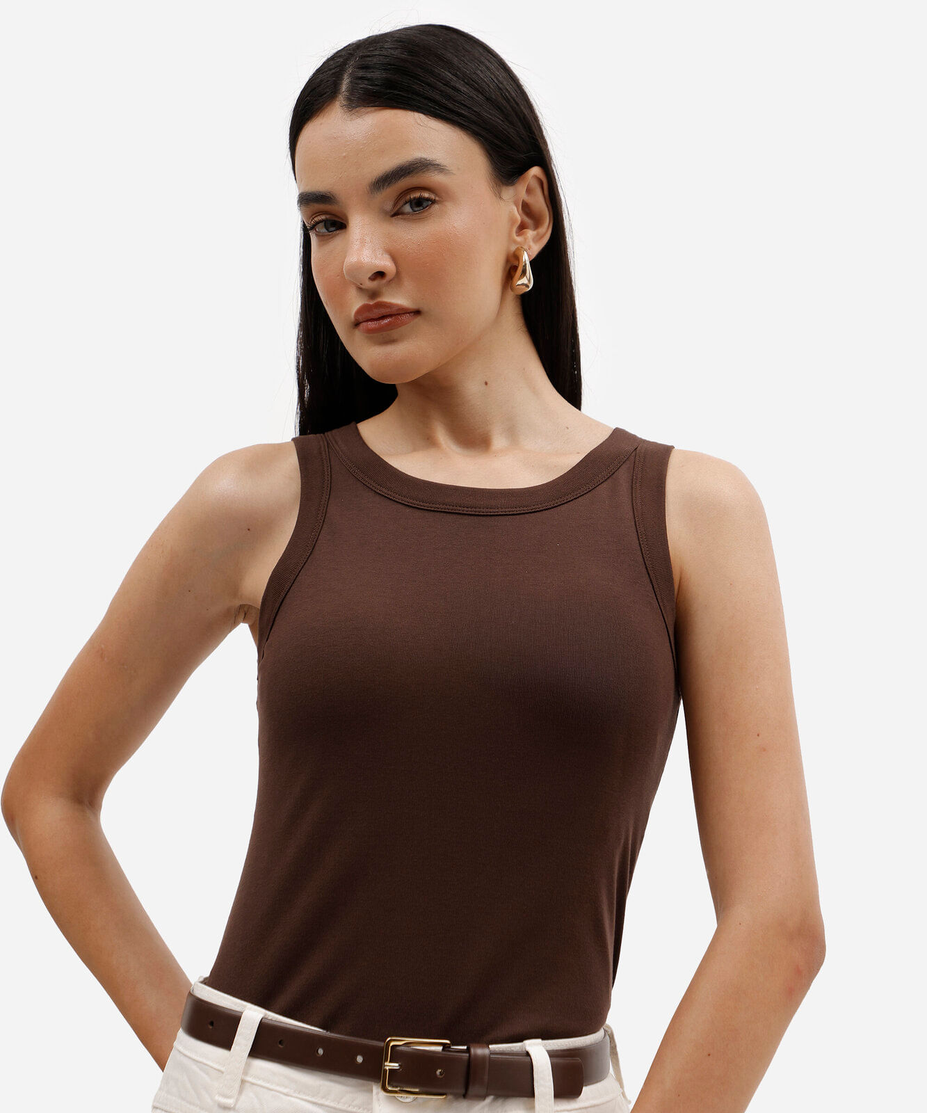 regata feminina cropped com bojo marrom