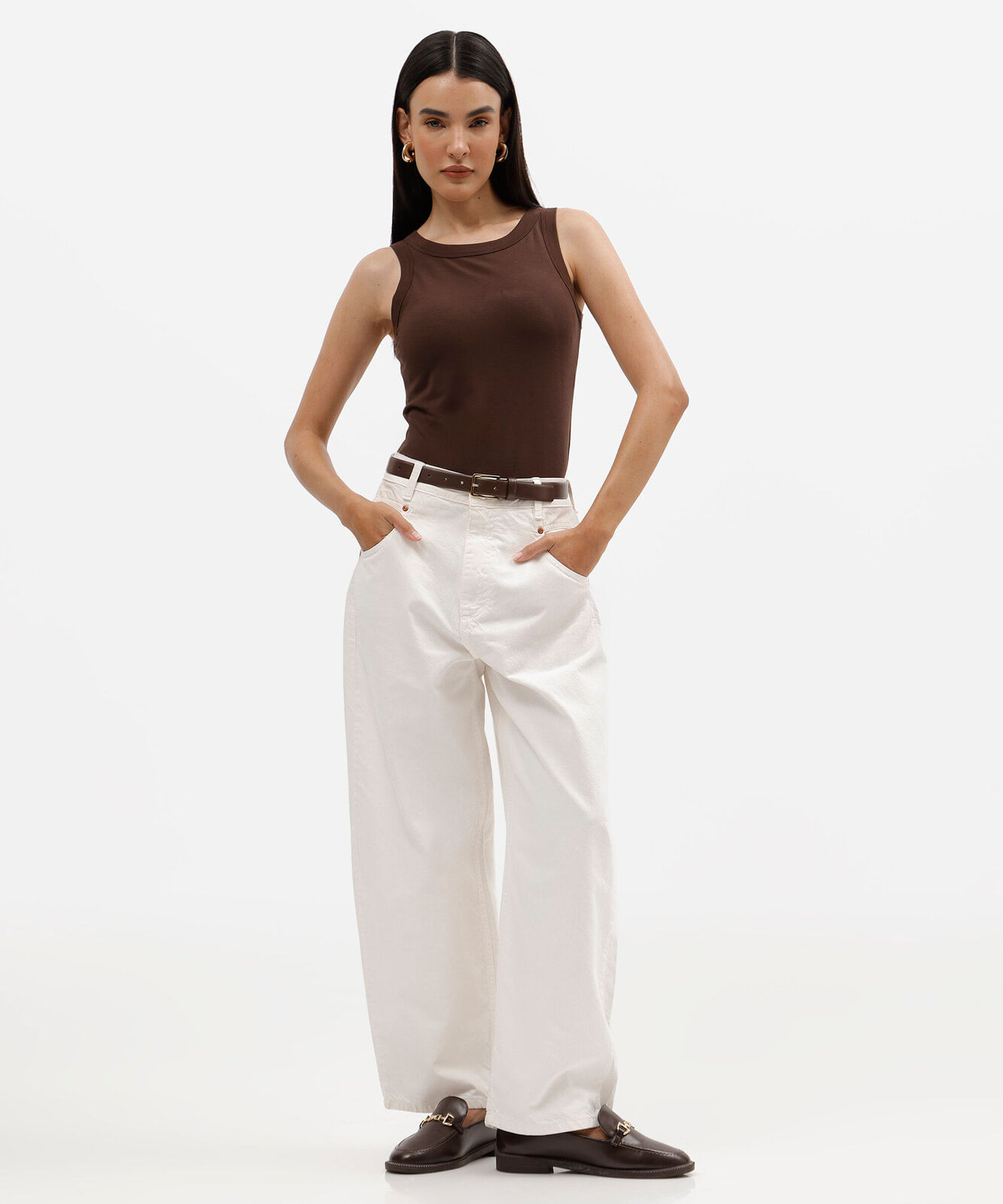 regata feminina cropped com bojo marrom