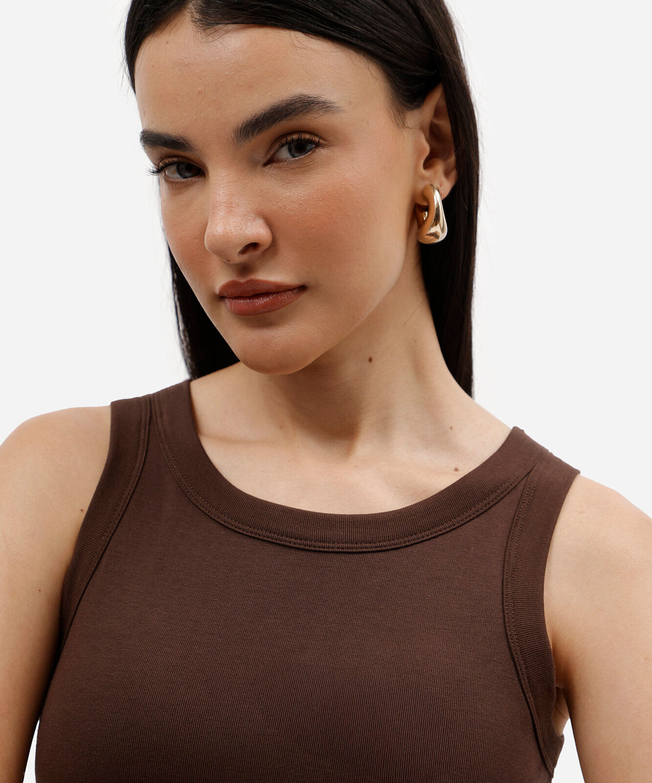 regata feminina cropped com bojo marrom