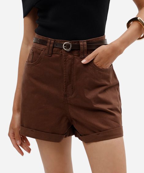 short mom feminino de sarja com cinto marrom