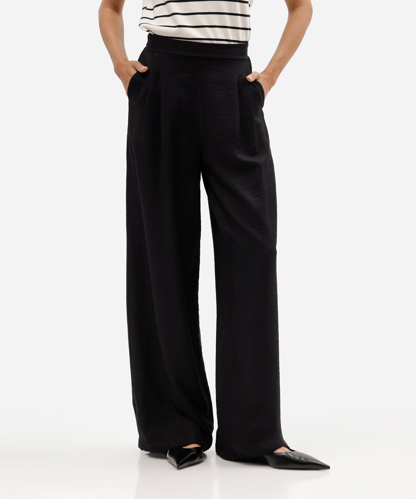calça feminina de alfaiataria em viscose preta