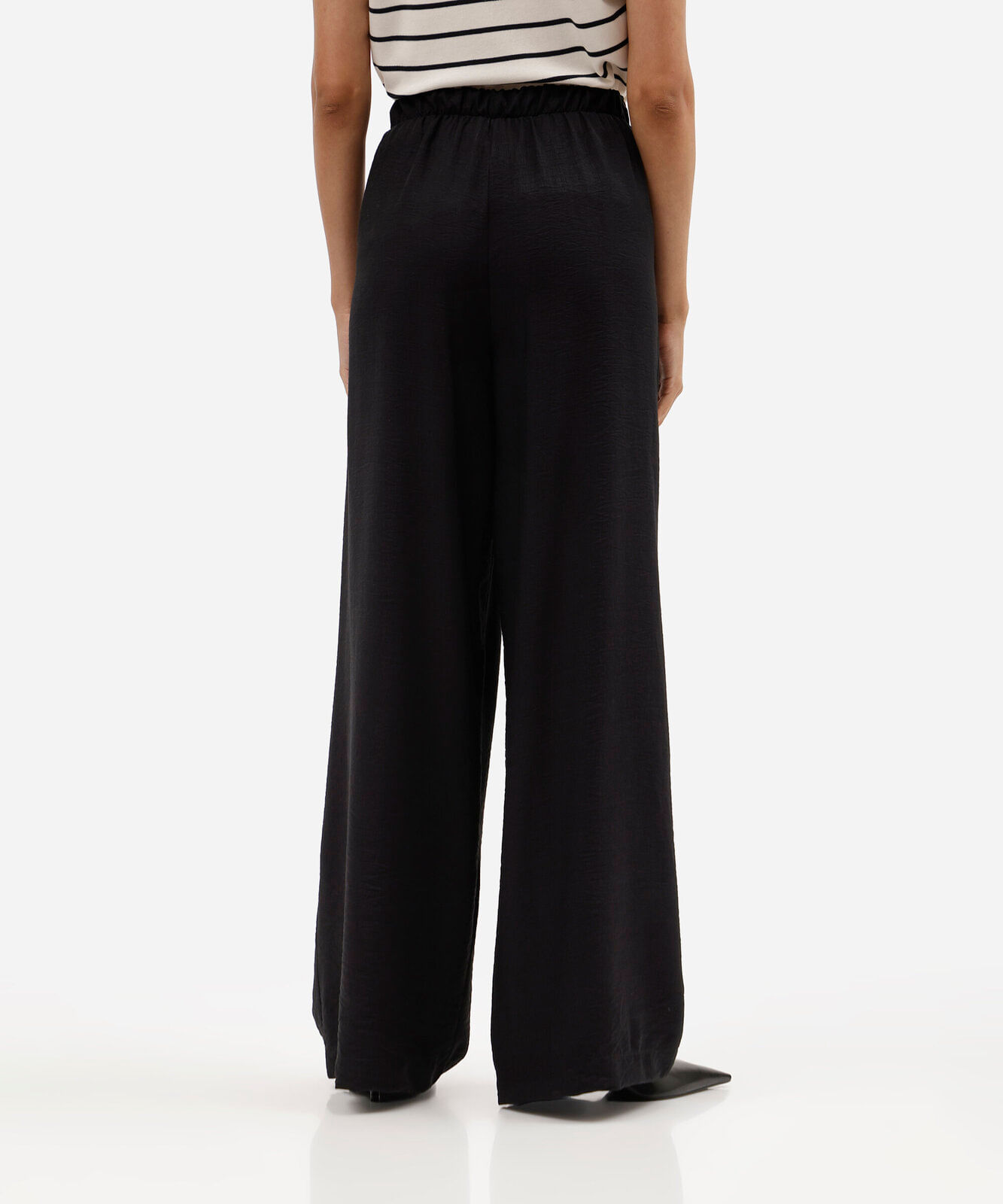 calça feminina de alfaiataria em viscose preta