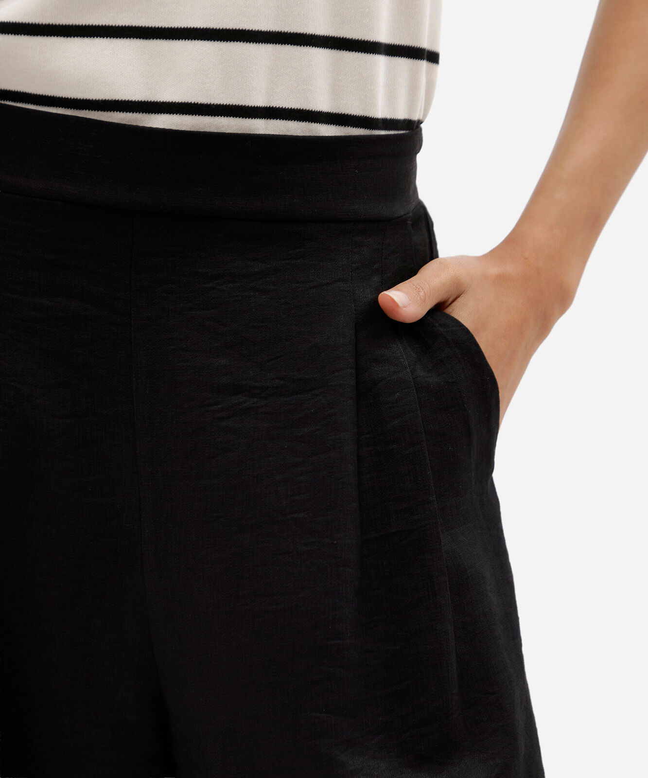 calça feminina de alfaiataria em viscose preta