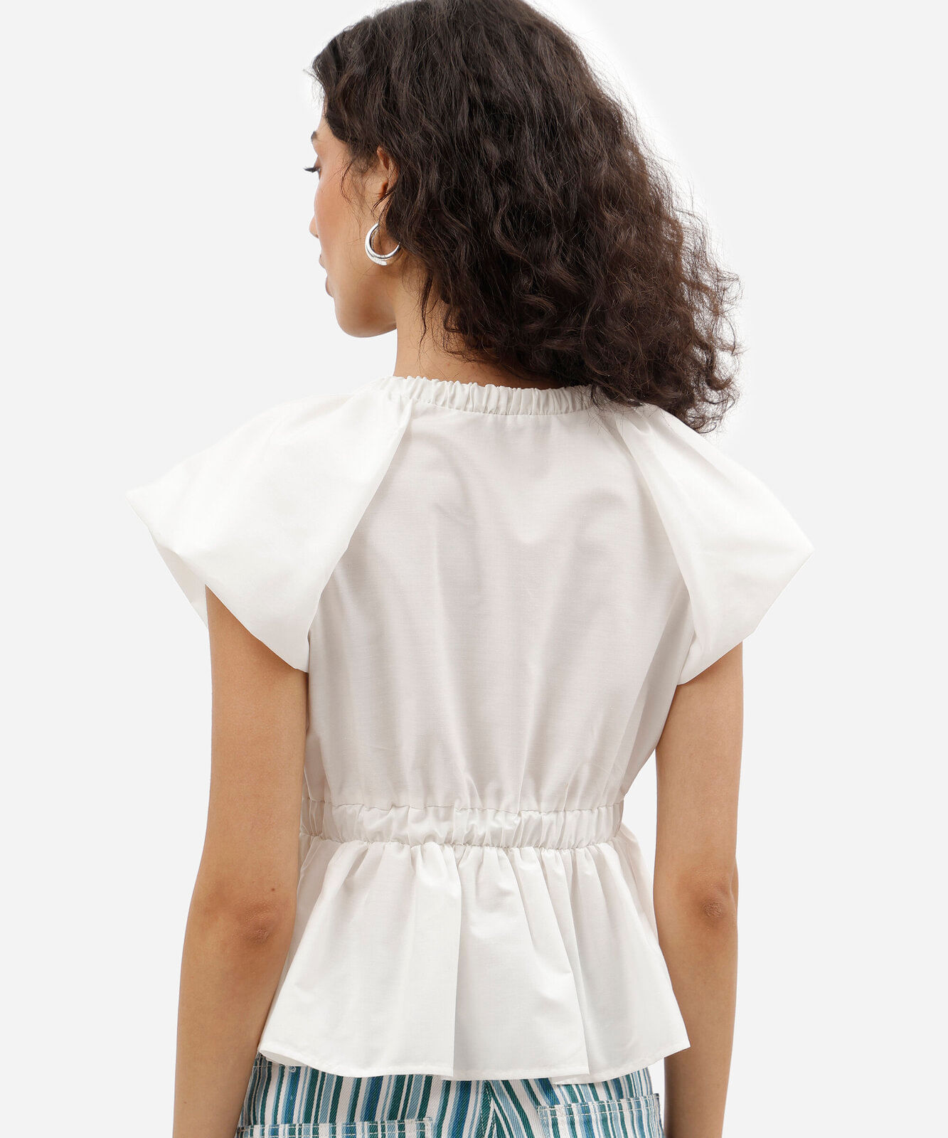bata feminina decote v com babados off white