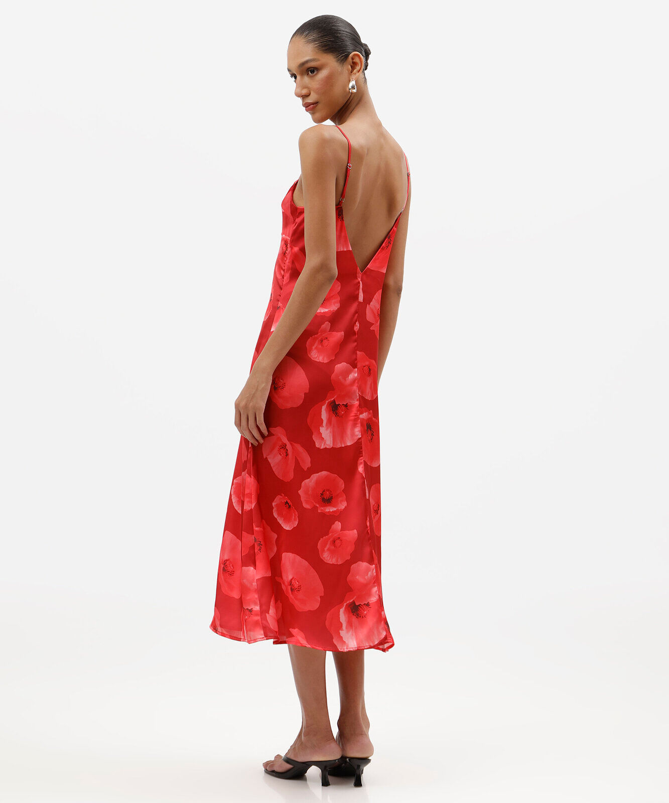 vestido midi feminino floral acetinado com lenço vermelho