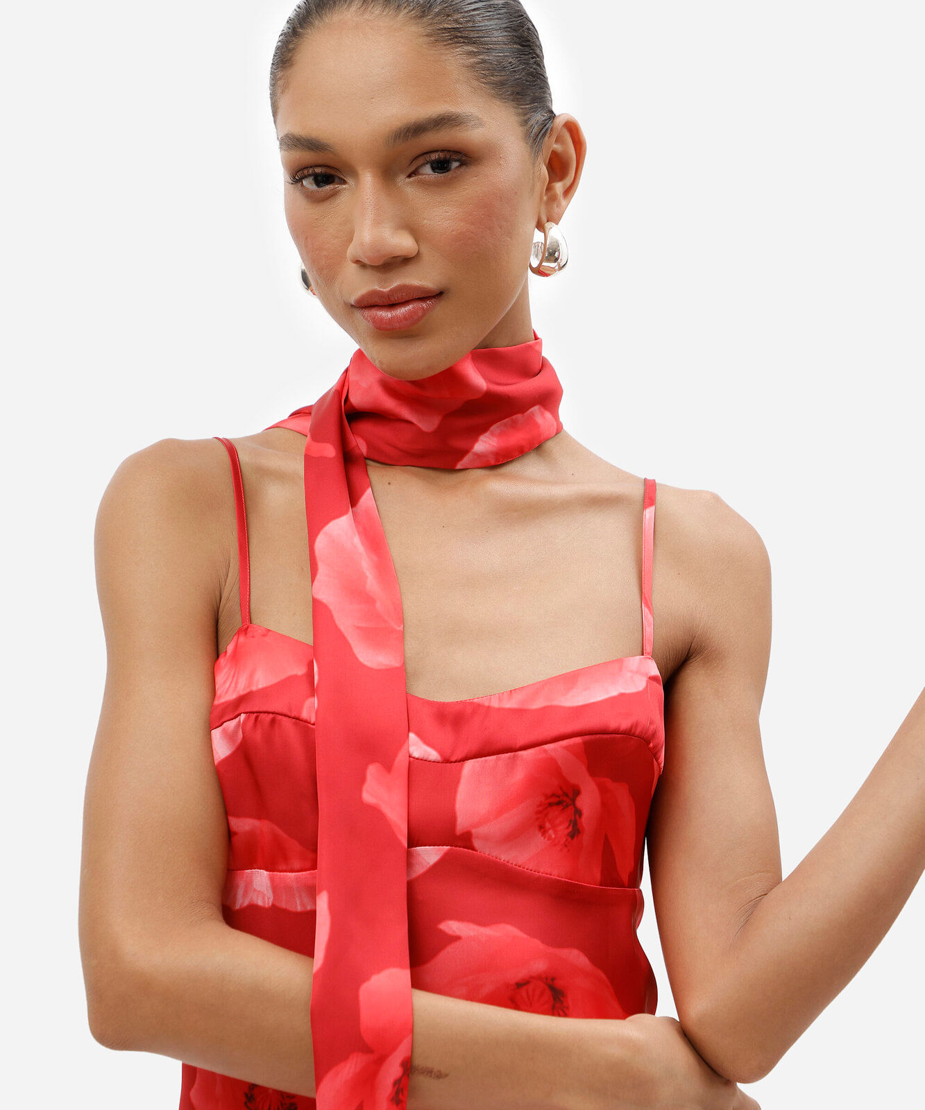 vestido midi feminino floral acetinado com lenço vermelho