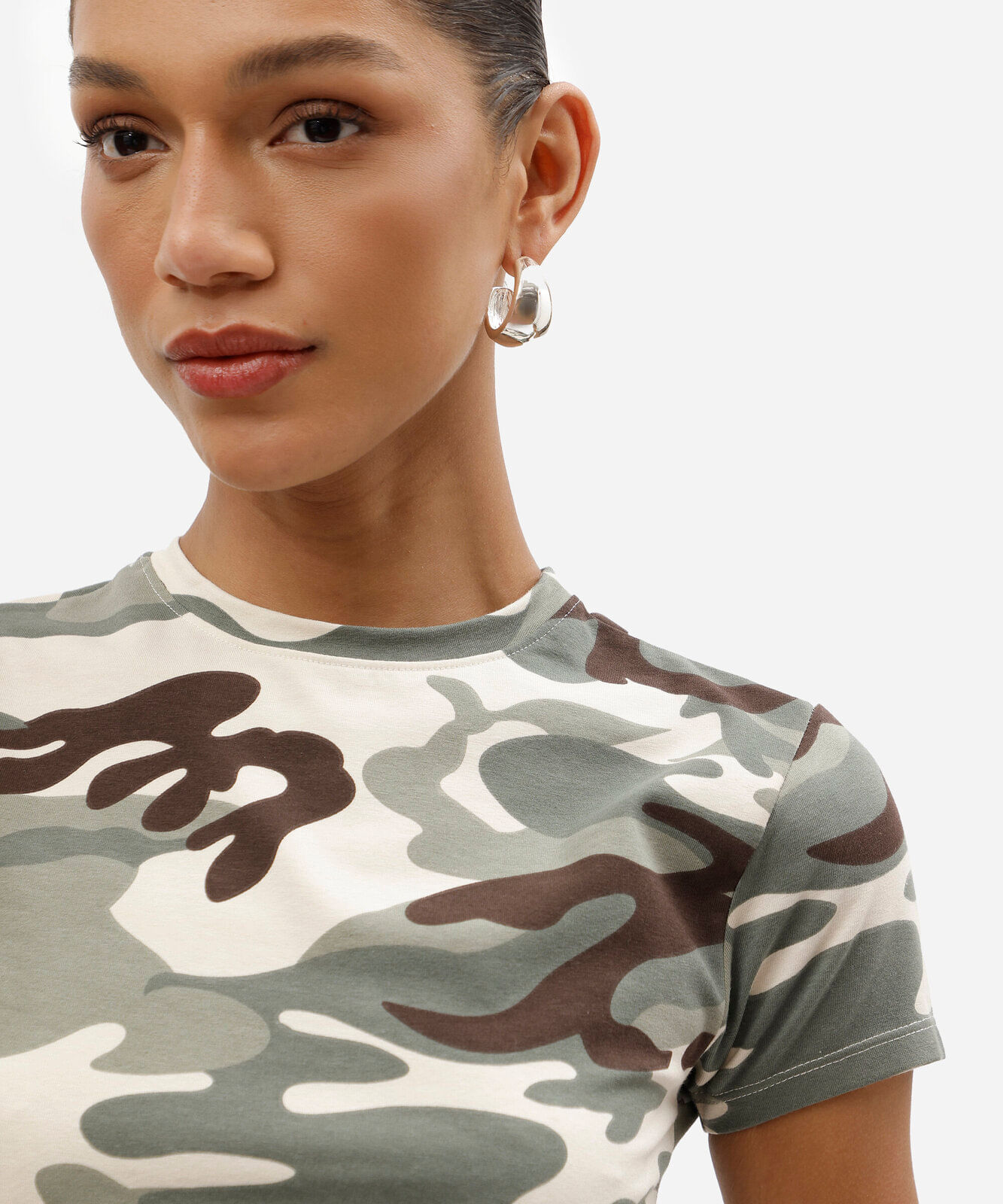 camiseta baby look feminina de algodão manga curta camuflada básica verde