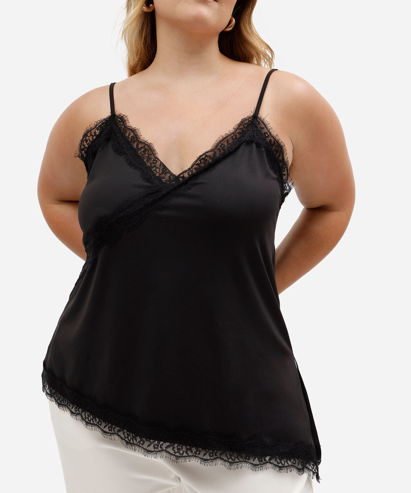 top de alça fina plus size assimétrico com renda preta