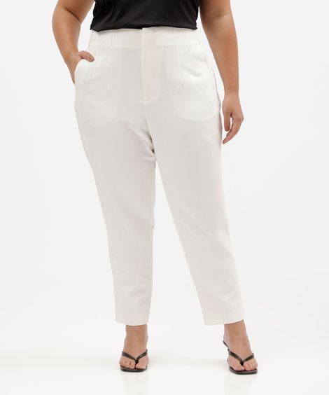 calça reta de alfaiataria feminina com pences plus size off white