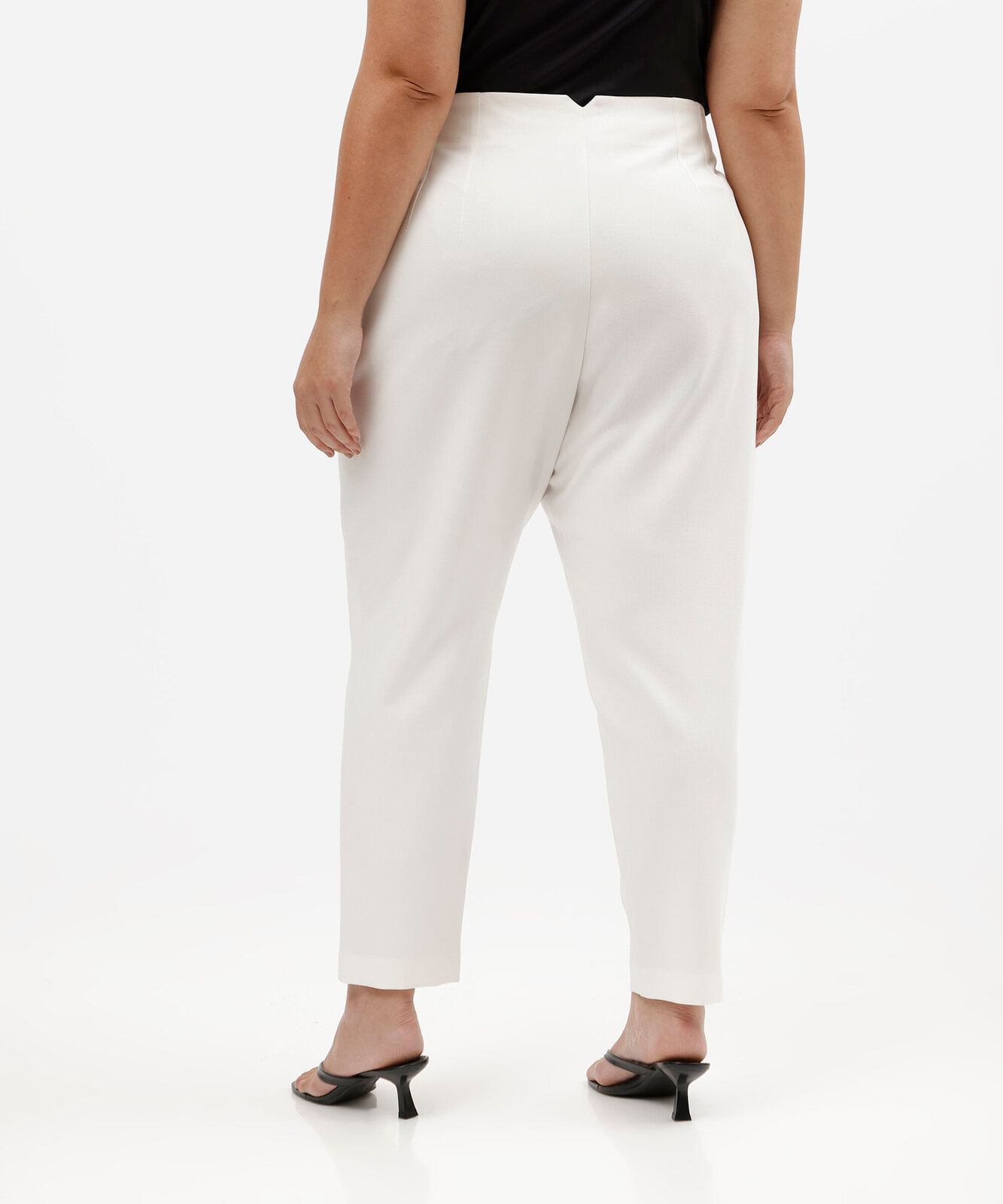 calça reta de alfaiataria feminina com pences plus size off white