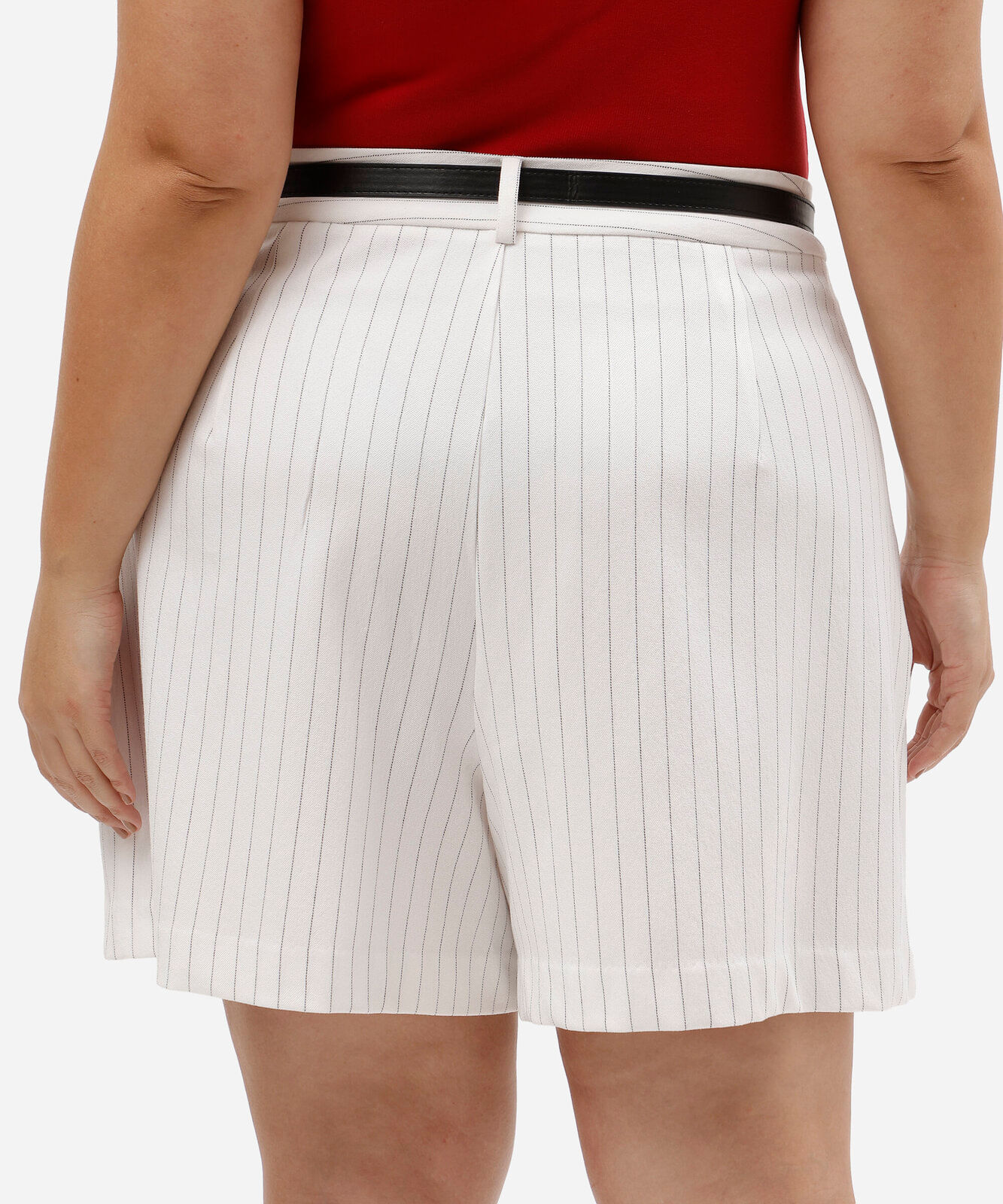 short feminino de alfaiataria risca de giz com cinto plus size off white