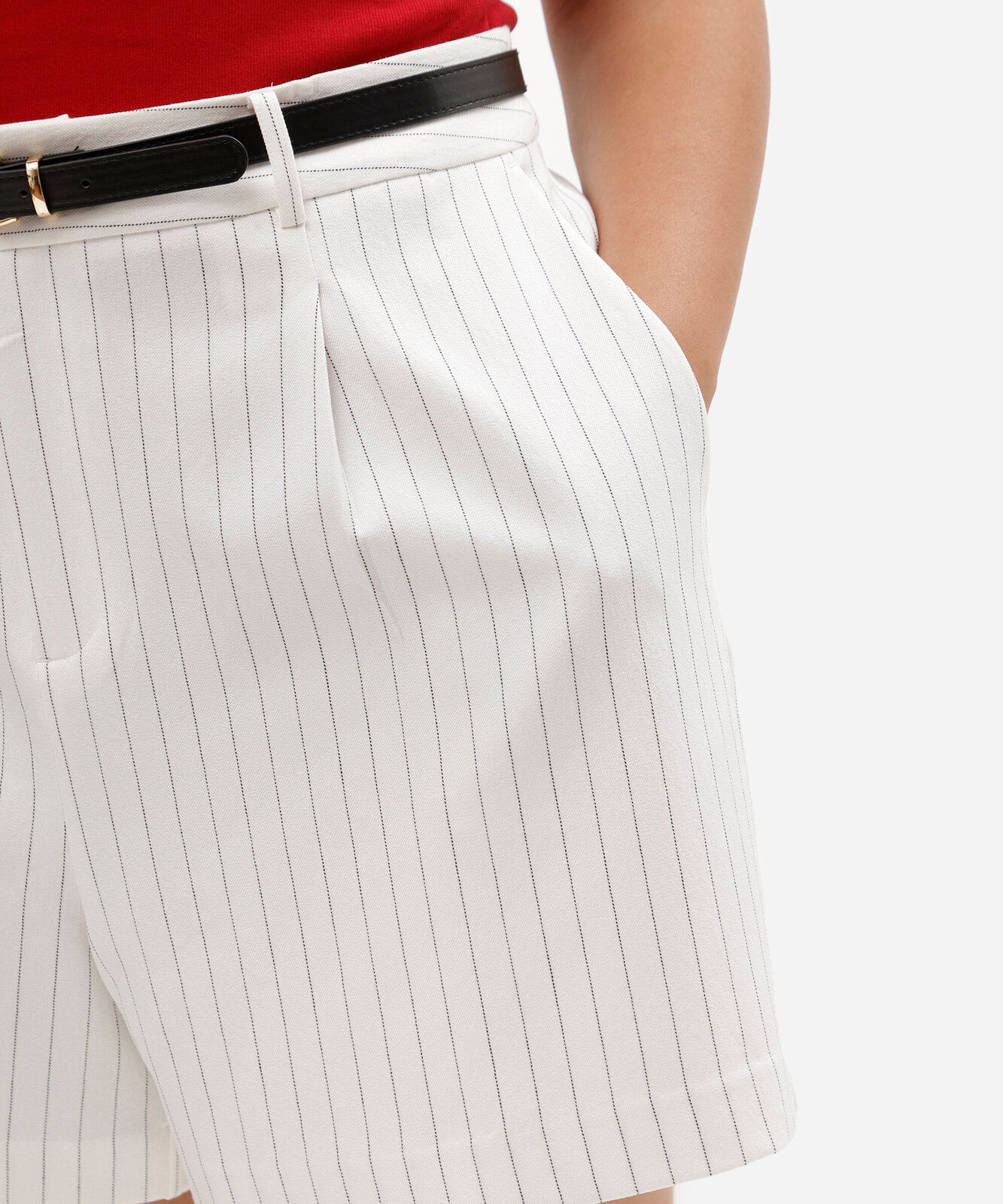 short feminino de alfaiataria risca de giz com cinto plus size off white