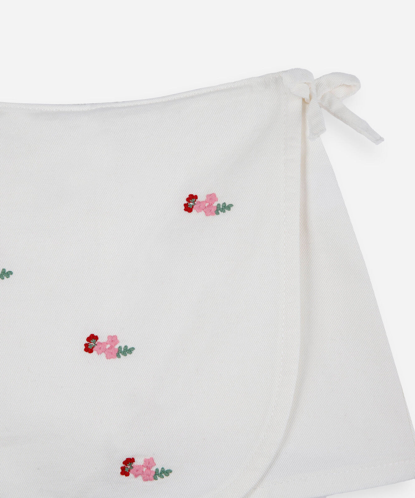 short saia infantil de sarja bordado floral off white