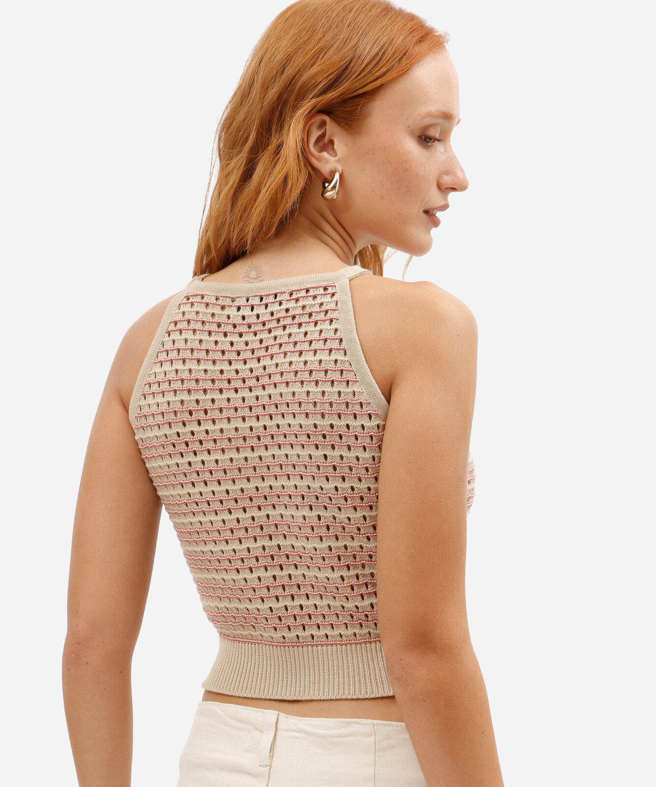 regata cropped feminina de tricot halterneck listrada bege