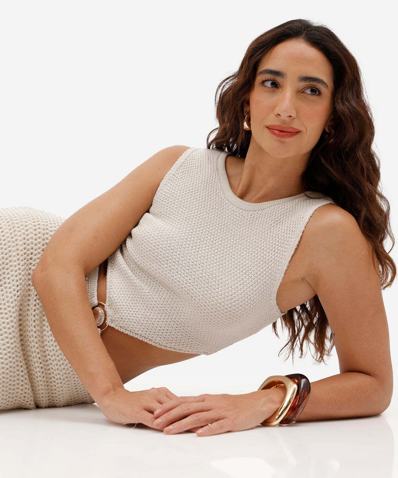 vestido midi feminino de tricot com recorte e fendas bege
