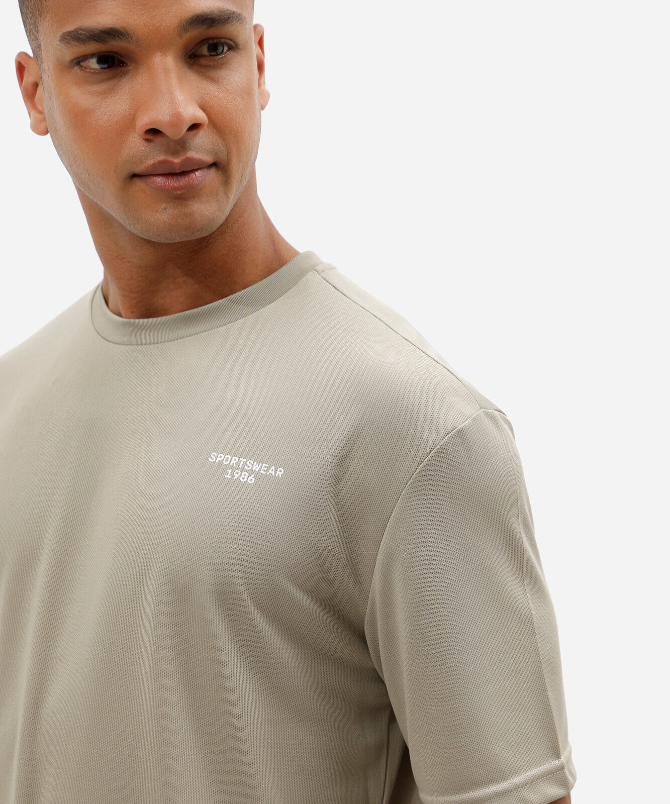 camiseta oversized masculina esportiva estampada verde