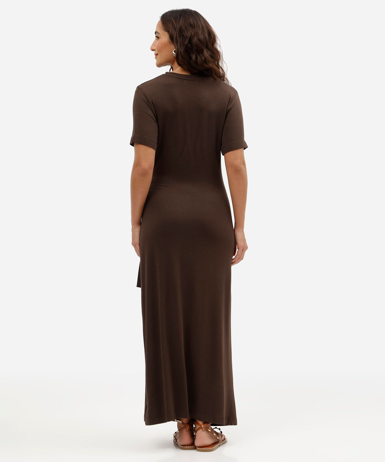 vestido midi em moletinho com manga curta e amarração marrom