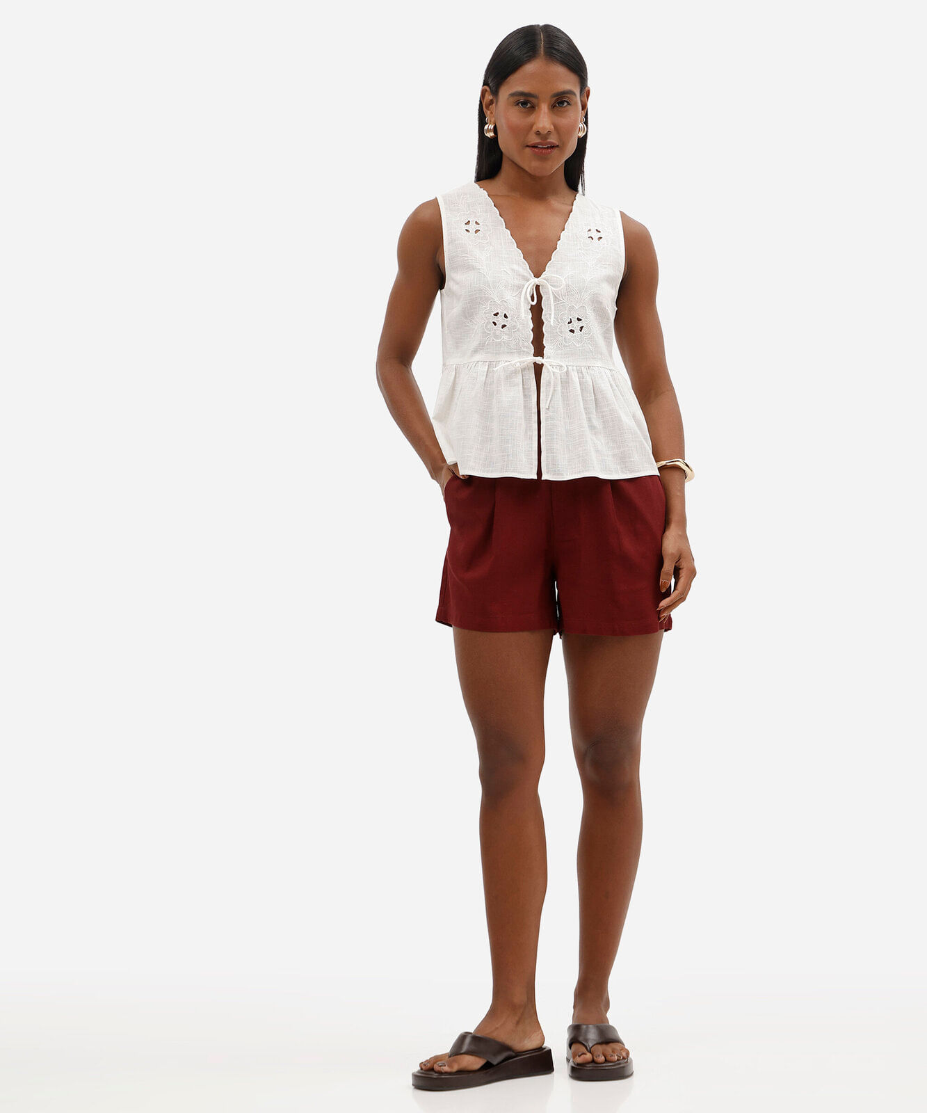 shorts feminino cintura alta com pregas em linho misto vinho