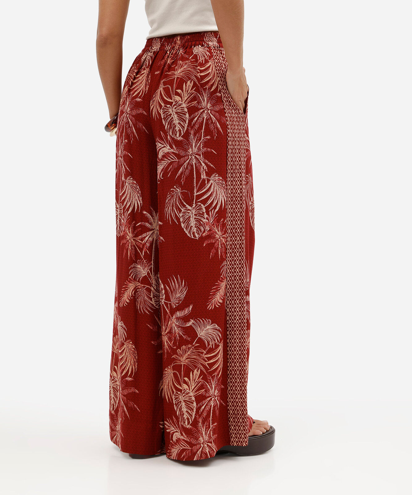 calça pantalona feminina em viscose com estampa tropical vermelha