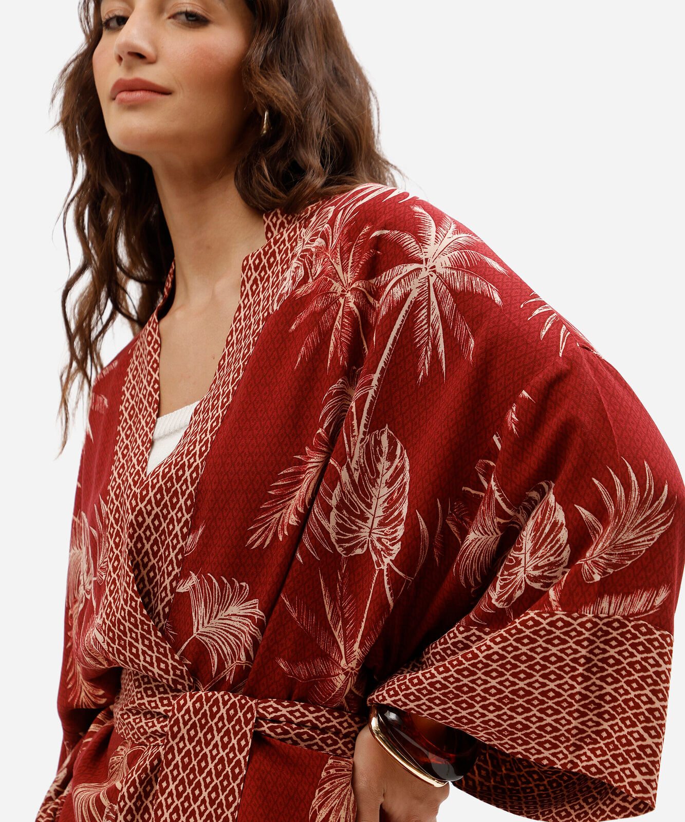 kimono feminino em viscose com amarração e estampa de folhagem vermelho