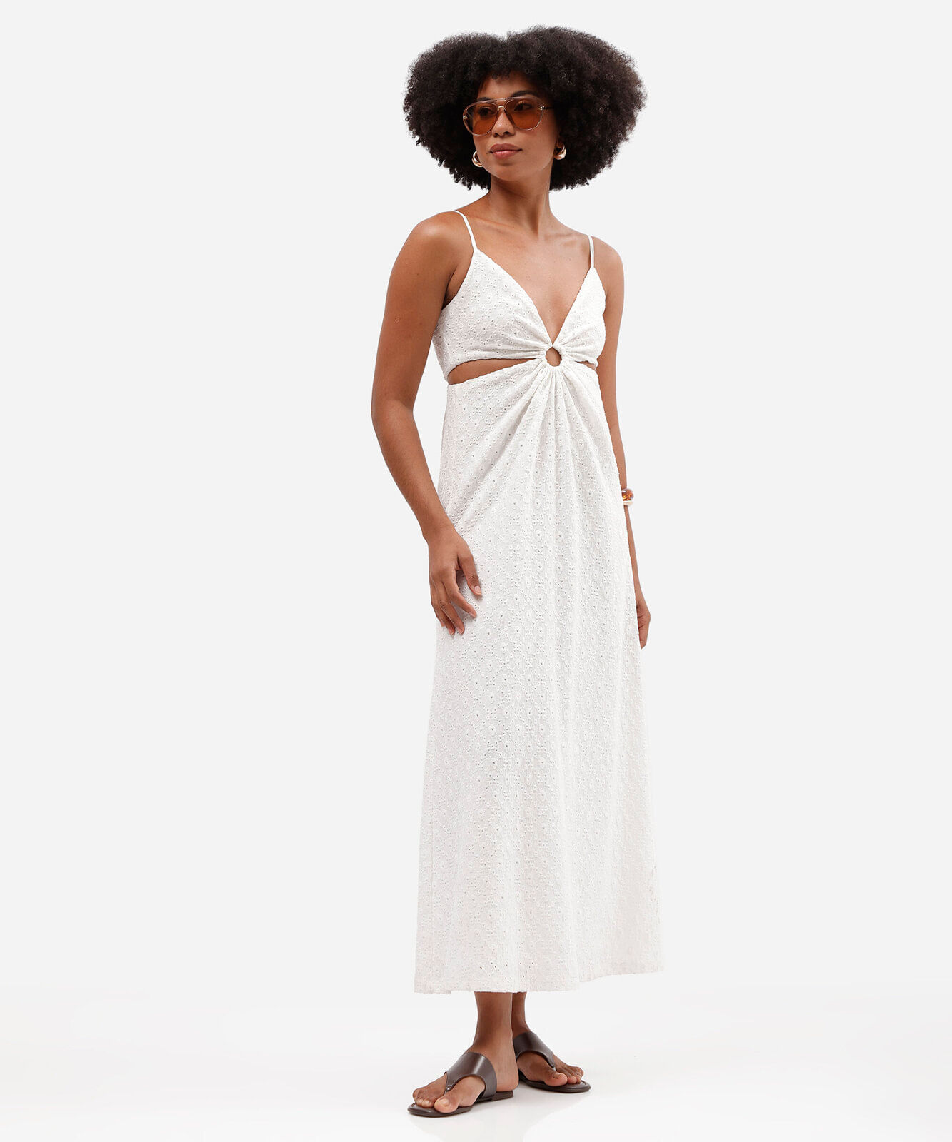 vestido longo feminino de laise com recorte cut out e argola off white