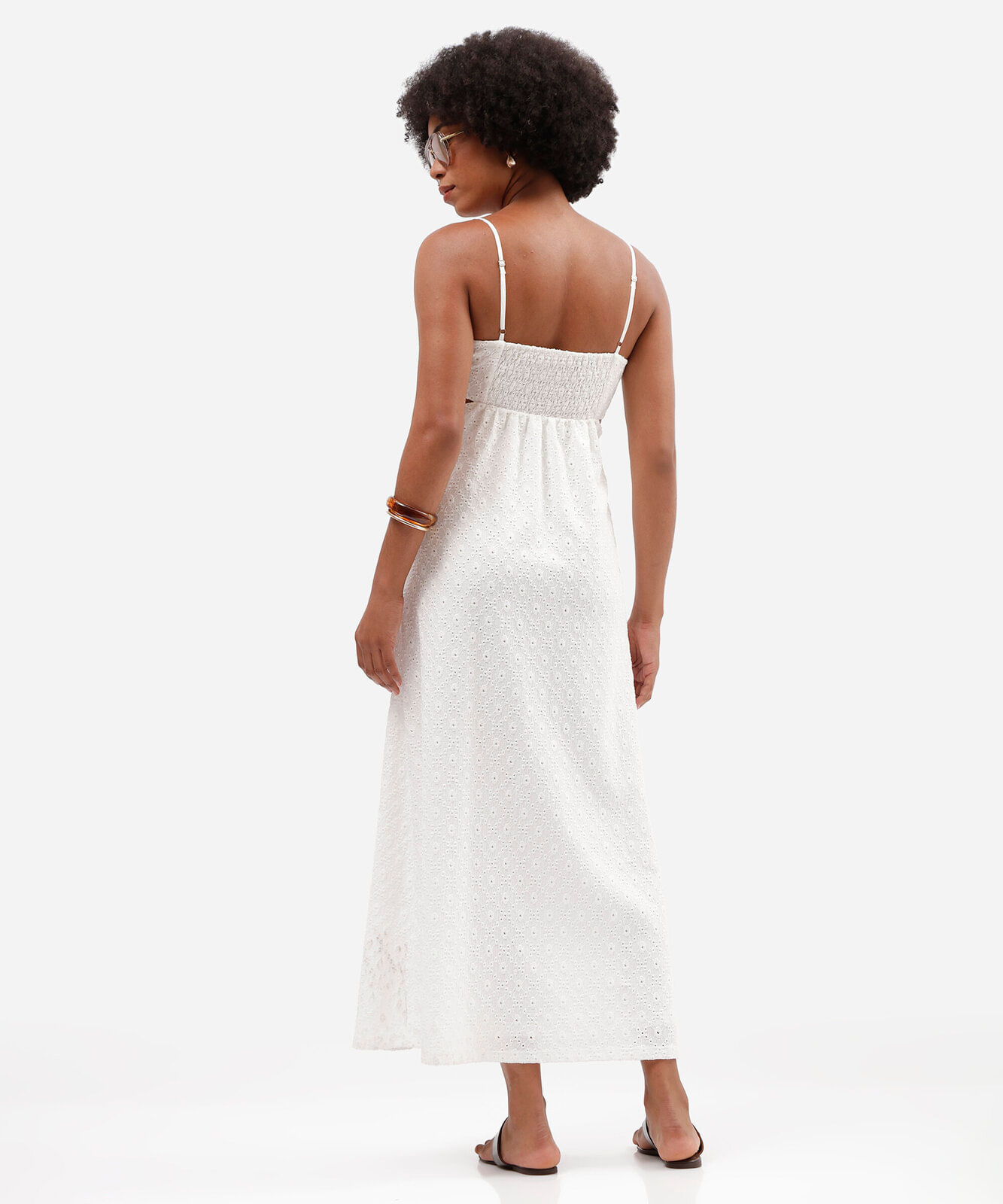 vestido longo feminino de laise com recorte cut out e argola off white