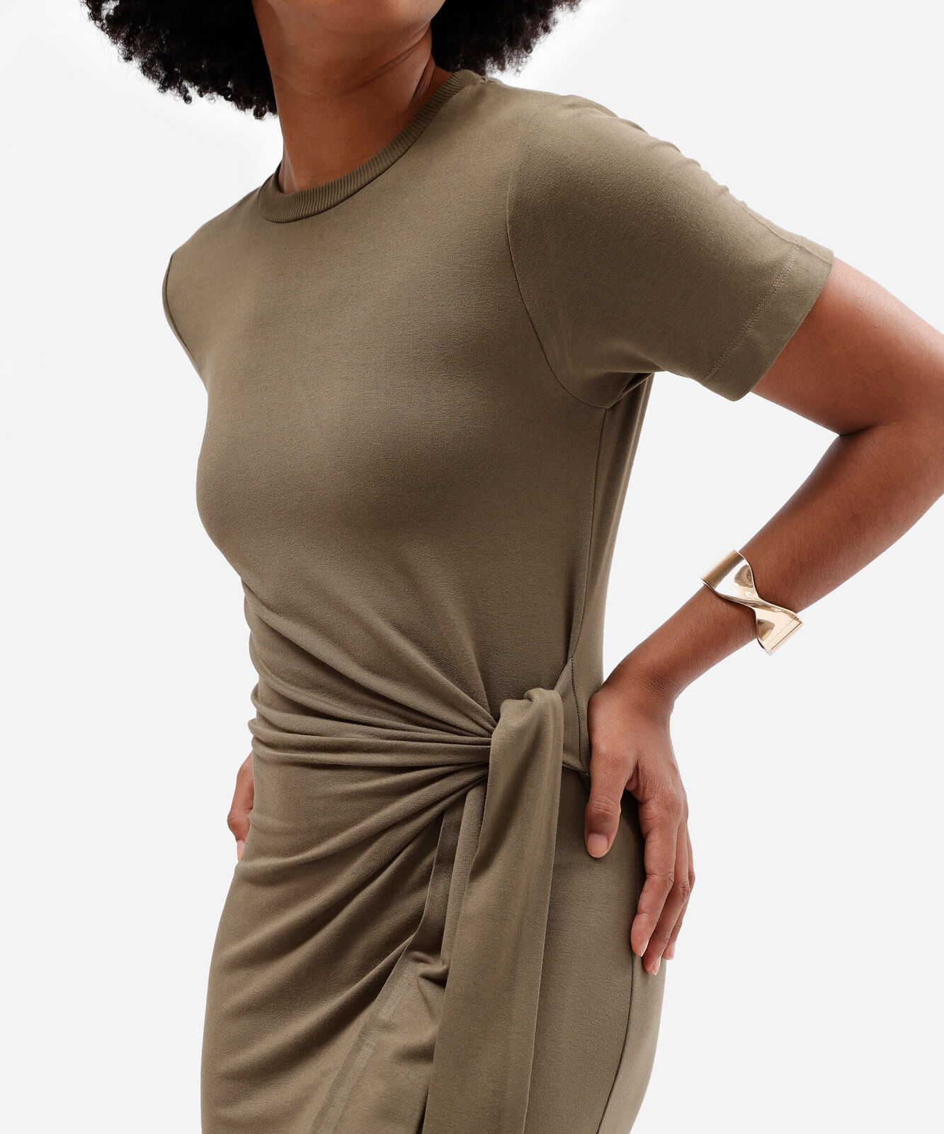 vestido midi em moletinho com manga curta e amarração verde