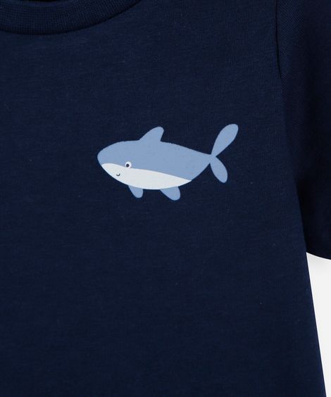 conjunto curto infantil menino com camiseta de tubarão e short listrado azul